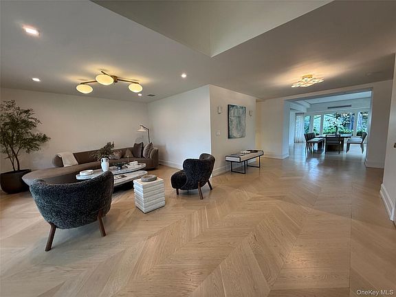 4th image of 524 Woodmere Boulevard