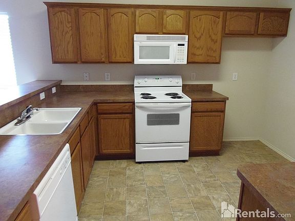 3rd image of 2821 Goldfinch Dr
