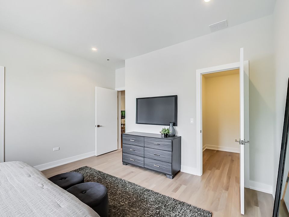 1st image of 3204 N Clifton Ave #206