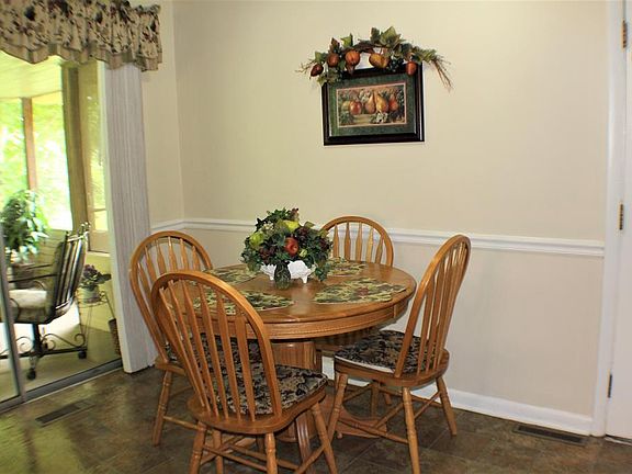 4th image of 2817 Oak Park Dr
