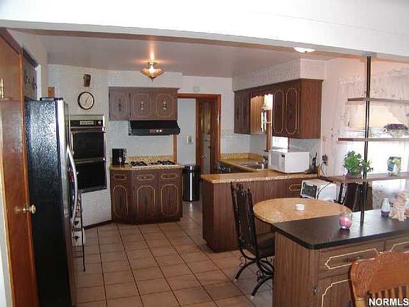 Eat-in Kitchen with Ceramic Tile Flooring