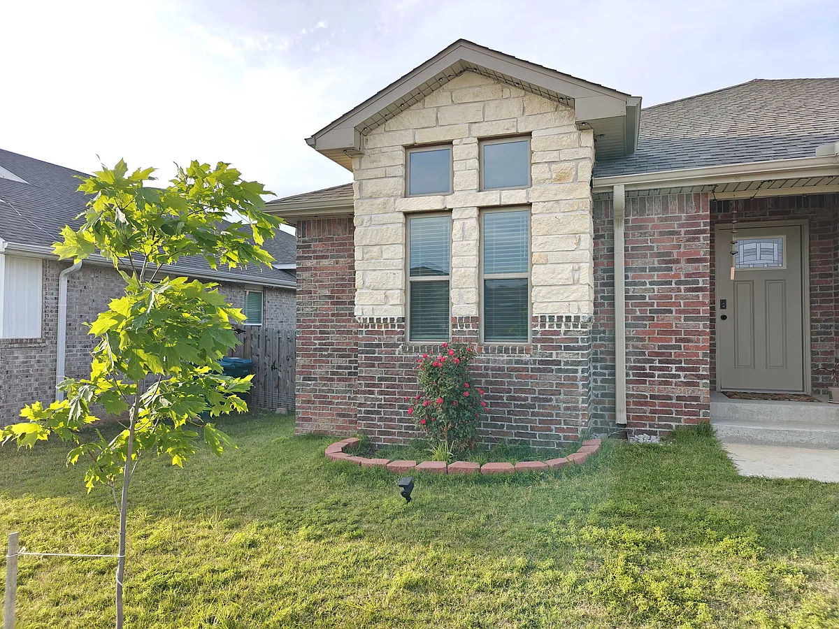 Tree and Landscaping in Front Yard - 2060 Periwinkle Pl
