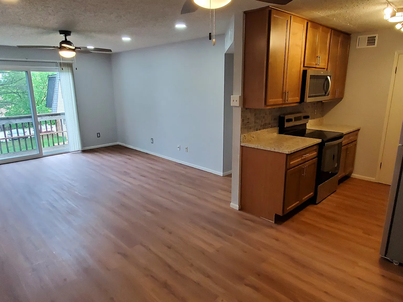 2 bed, 875 sqft, $1,350 — Photo 2