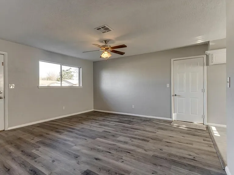 207 Stanton Dr — Photo 3