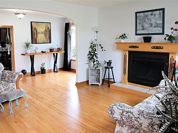 3rd image of 441 25th St E