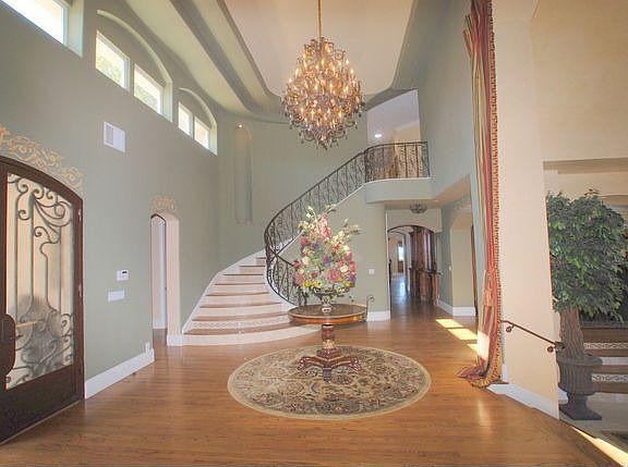 Massive Foyer