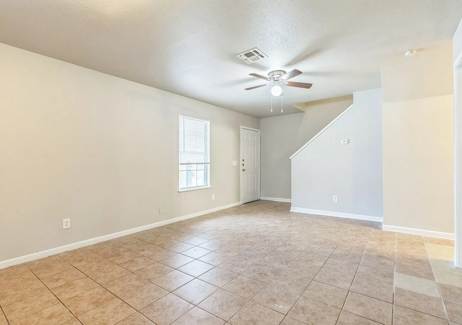 **2 Weeks Free Charming 3-Bedroom Townhome in a Great Location! — Photo 4