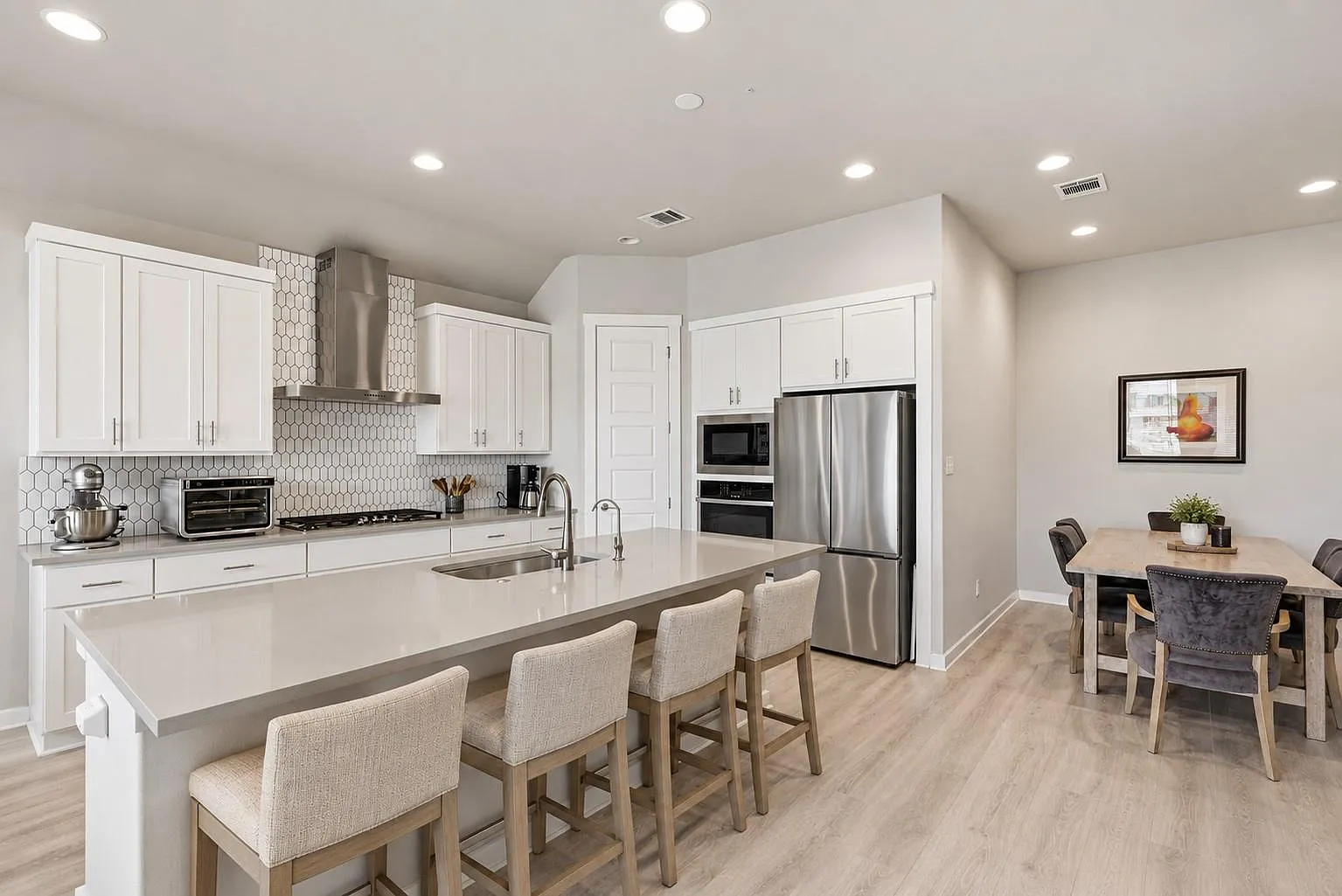 4 bed, 2.5 bath, 2082 sqft, $2,500 — Photo 4