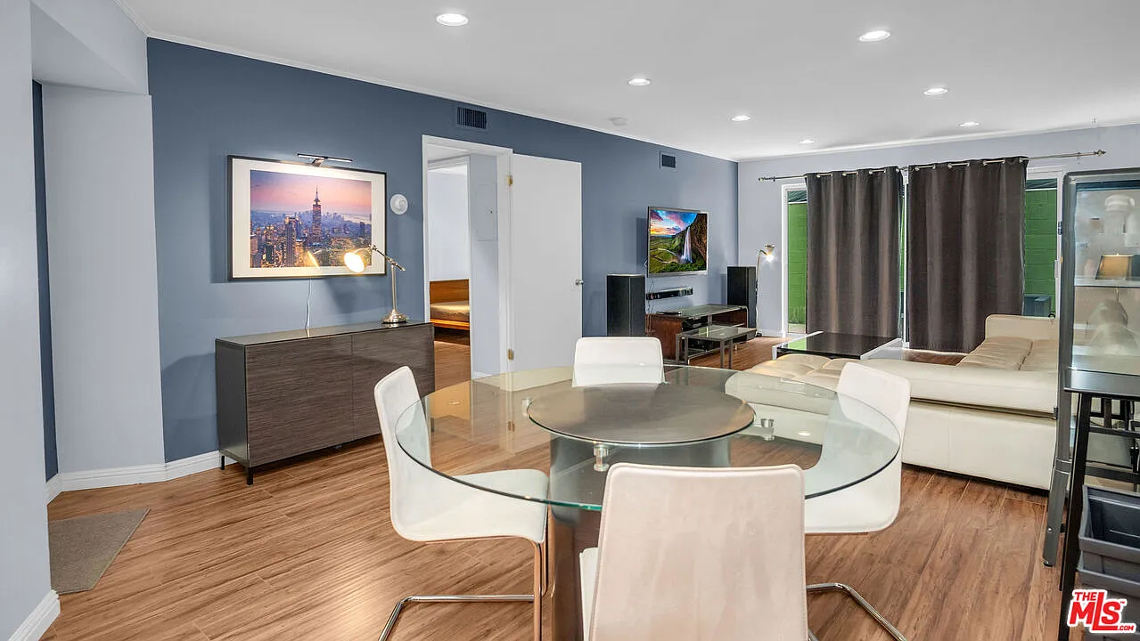1 bed, 1.0 bath, 879 sqft, $2,500 — Photo 3