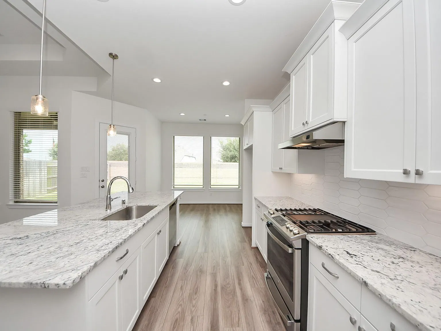 4 bed, 3.0 bath, 2760 sqft, $3,200 — Photo 4