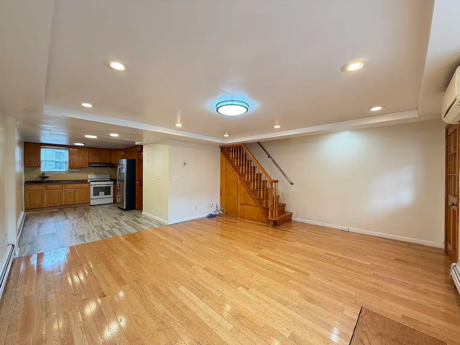 3 bed, 1260 sqft, $3,400 — Photo 2