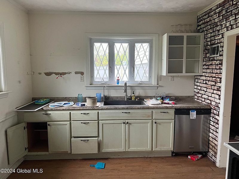 4th image of 111 Snake Hill Road