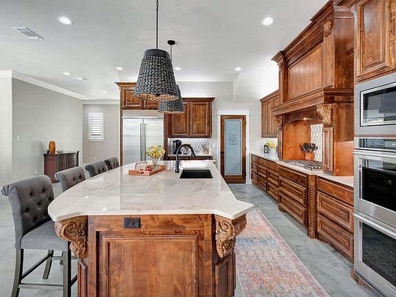 5th image of 516 W Spring St