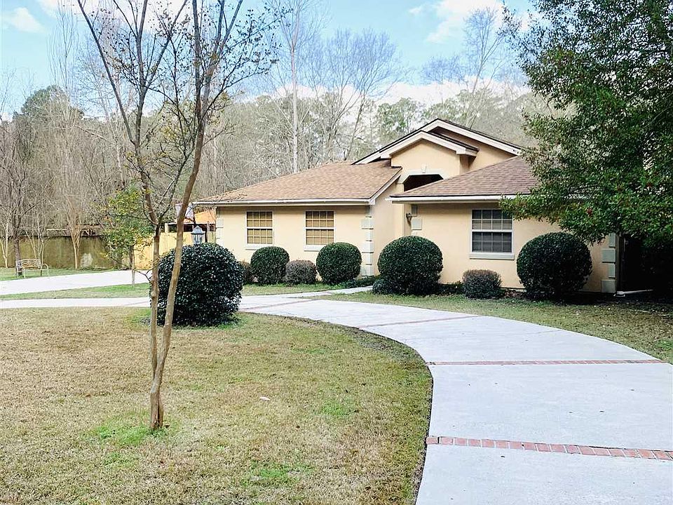1st image of 220 E Village Dr