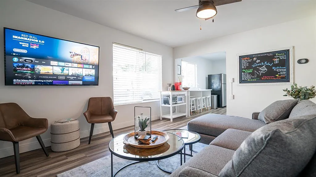 3 bed, 2.0 bath, 1184 sqft, $2,700 — Photo 3