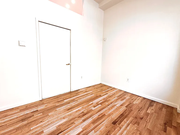 424 W 53rd St #1A — Photo 4