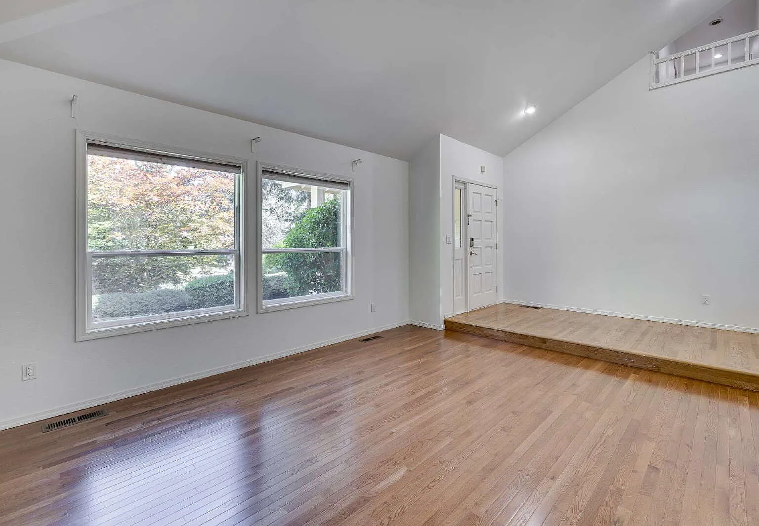 Beautifully Updated 4-Bedroom Home In Sammamish!- Available Now For Rent!! — Photo 3