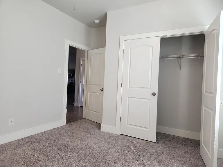 303 Winston Dr — Photo 6