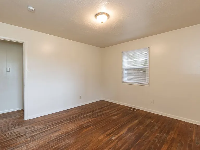 1210 Truman St — Photo 16