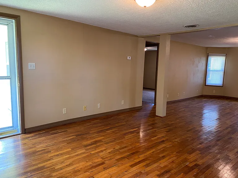 208 E Maiden Ln — Photo 9