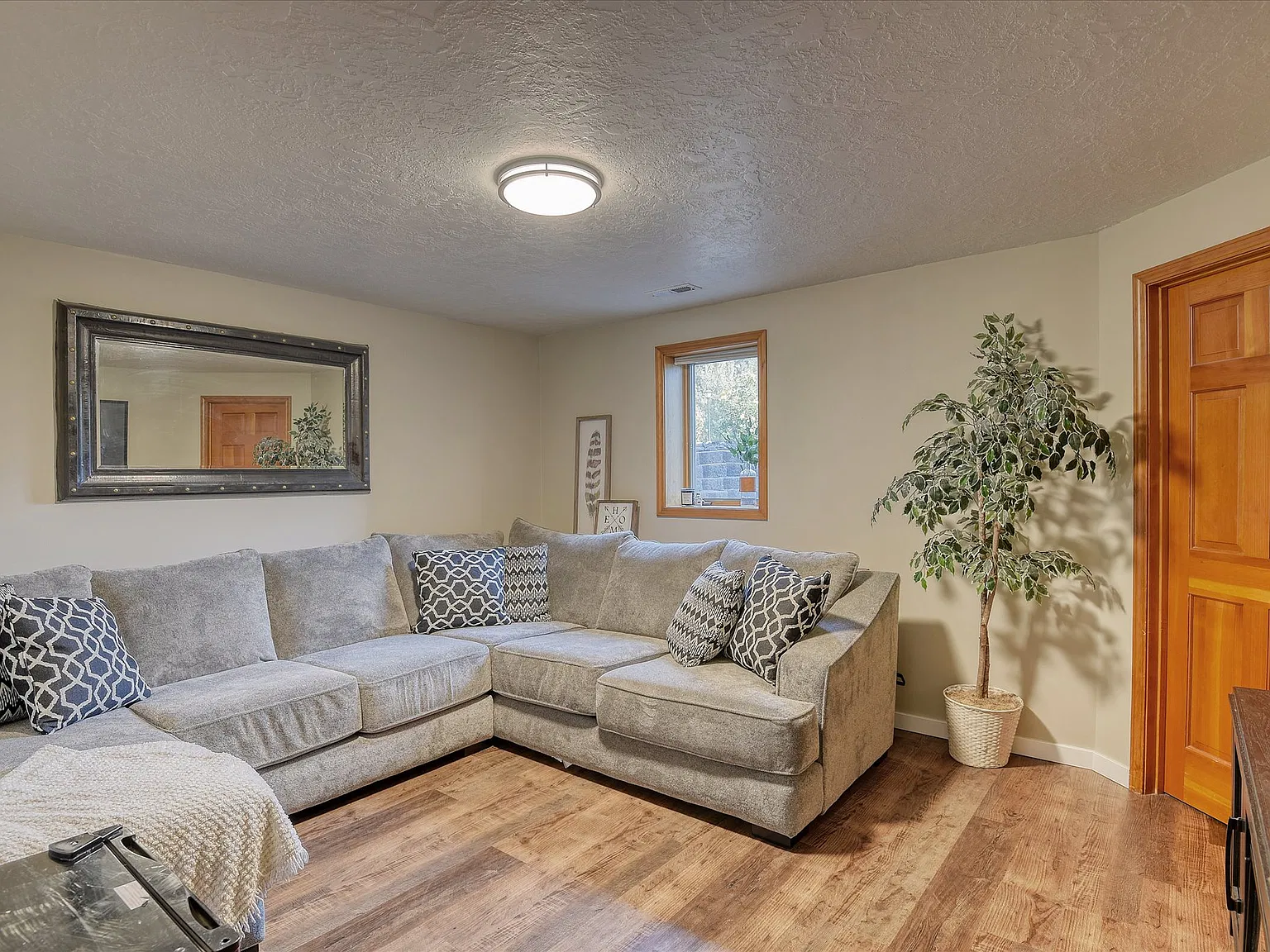 6 bed, 3028 sqft, $1,500 — Photo 3