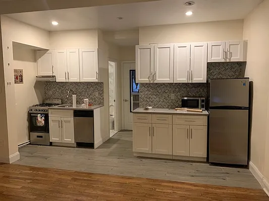 Rented by Salon Realty Corp | media 5