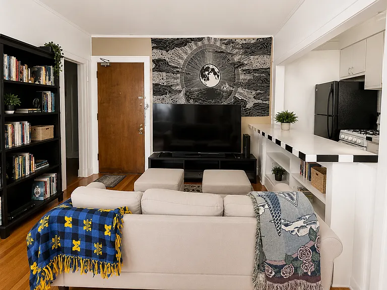Varsity Management - 809 E. Kingsley — Photo 4