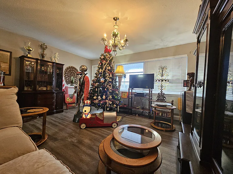 545 Oxford Ave — Photo 20