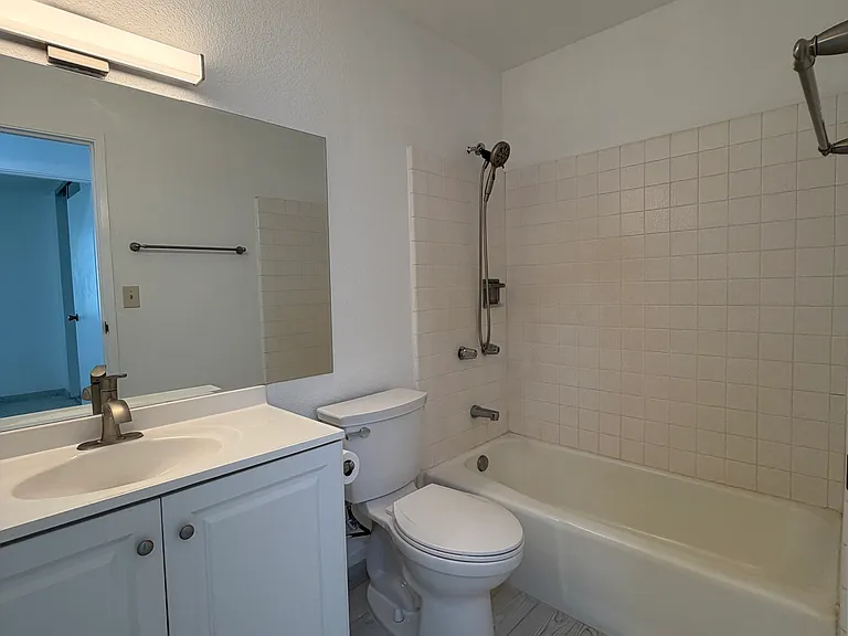 Full bathroom 2