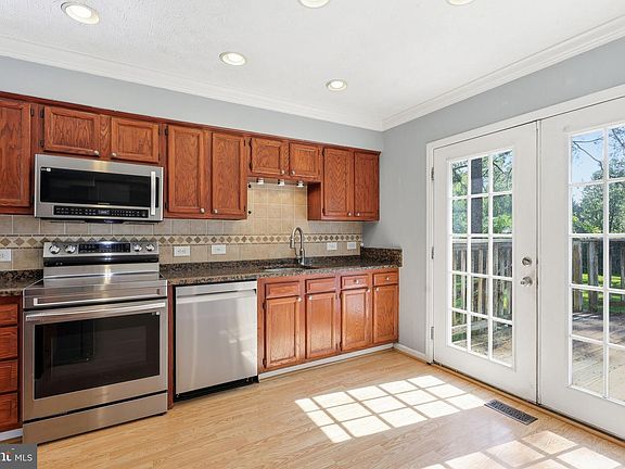 4th image of 33 Bryant Blvd