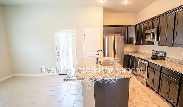 1870 Oakwood Dr — Photo 3