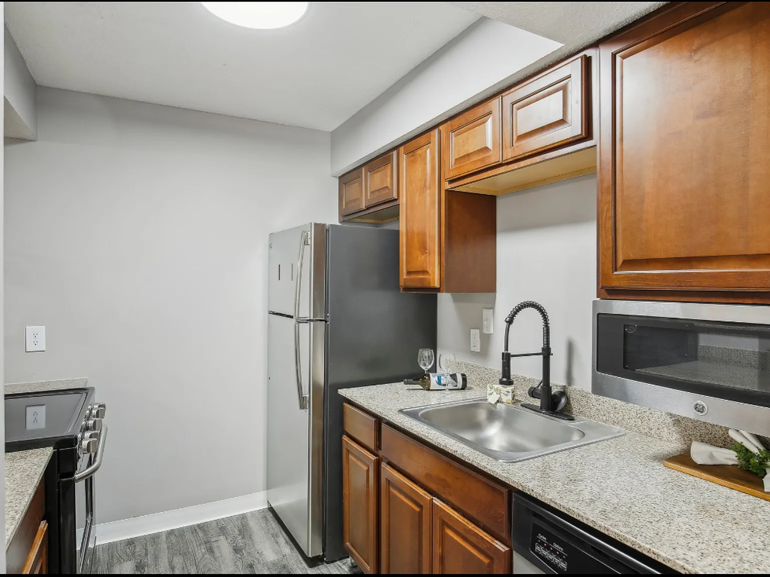 University Villa Apartments — Photo 3