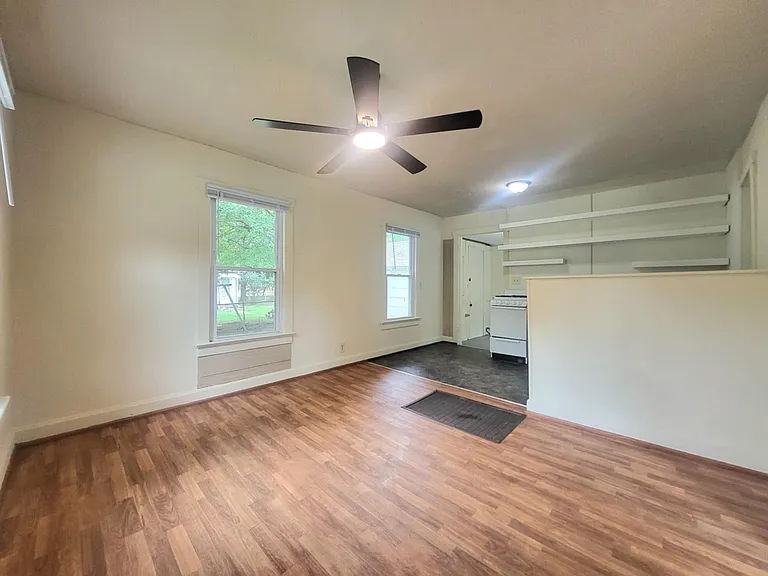 815 E Lynn St — Photo 2