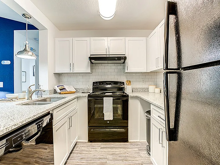 Cabana Beach Gainesville-Off Campus Apartments Near UF-Upgraded Fully Equipped Kitchen
