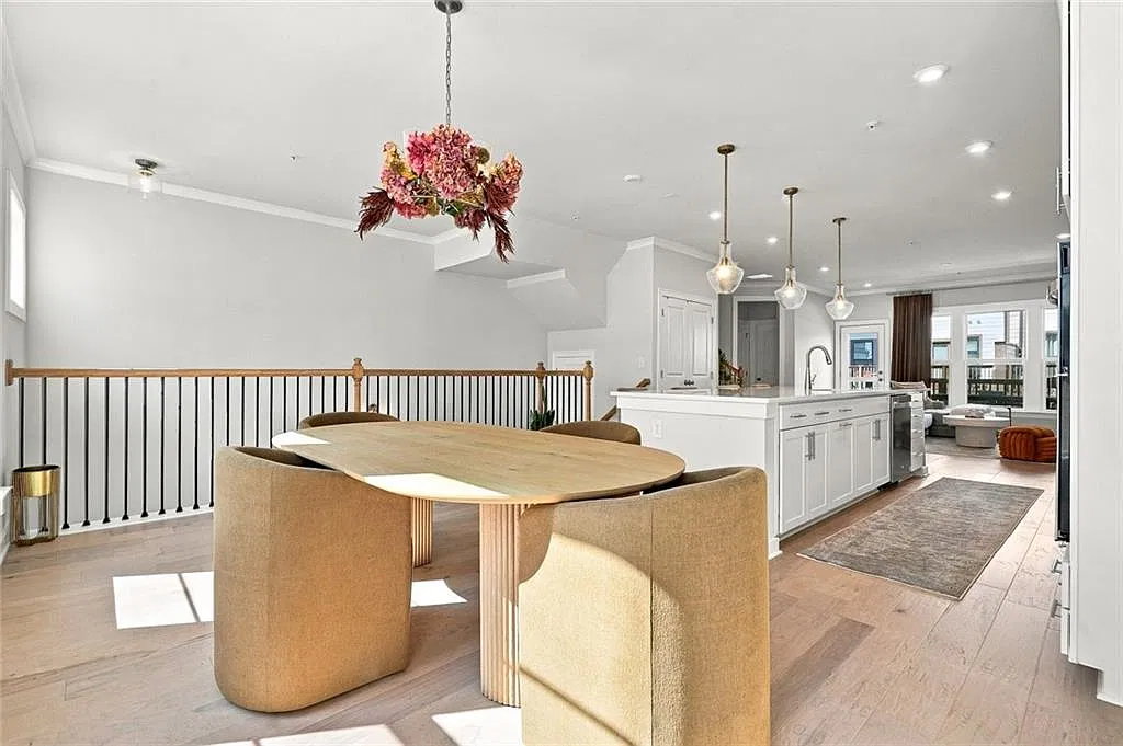 3 bed, 5.0 bath, 2512 sqft, $4,995 — Photo 4