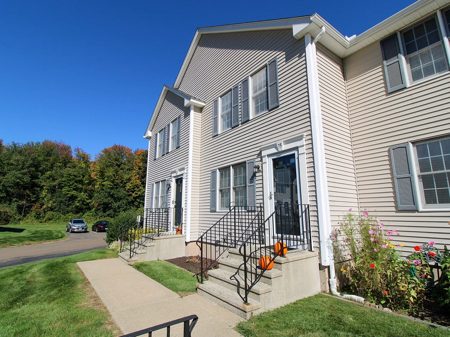 2 bed, 1.5 bath, 1056 sqft, $2,350 — Photo 2