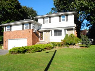 27 Pickwick Dr, Syosset, NY 11791