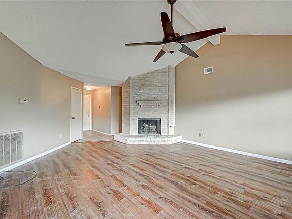 3rd image of 414 Fair Oak Dr