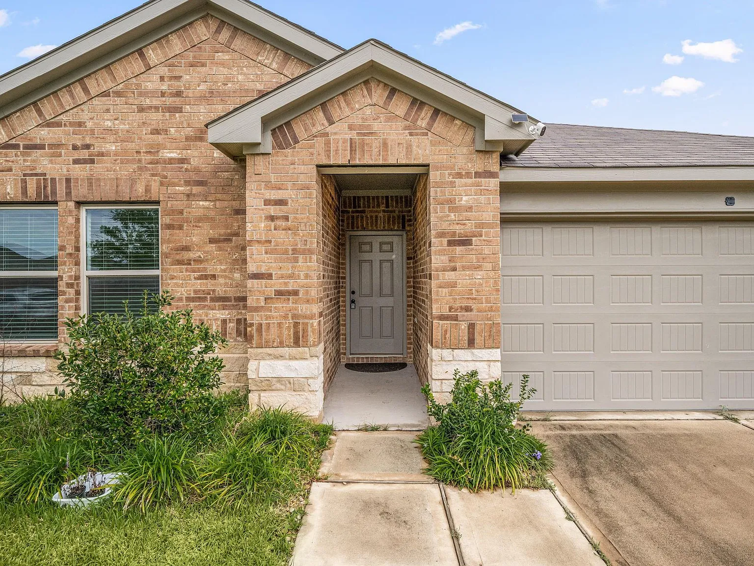 4 bed, 2.0 bath, 1874 sqft, $2,320 — Photo 2