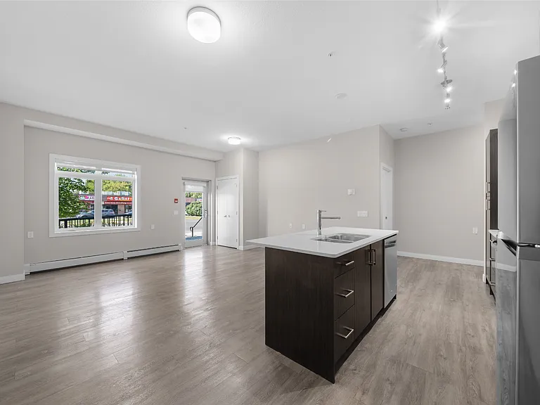 2110 Centre St N — Photo 14