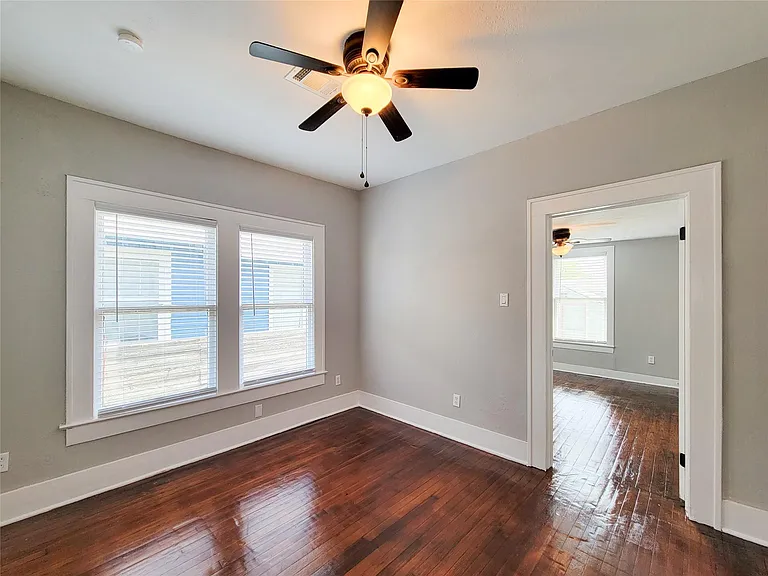 802 E 39th St — Photo 31