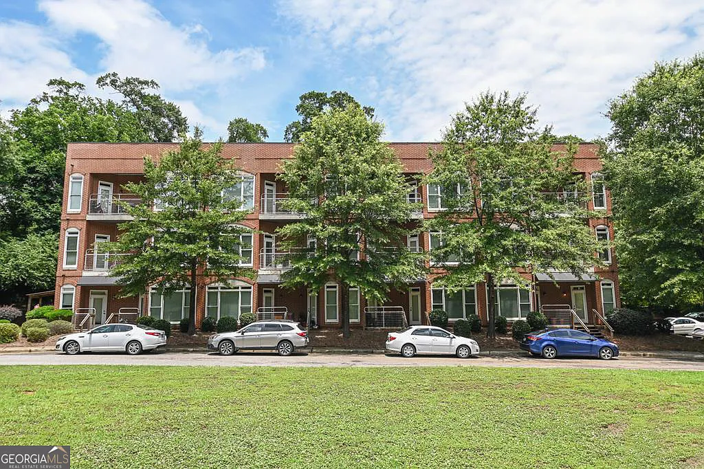 1 bed, 1.0 bath, 852 sqft, $1,375 — Photo 1