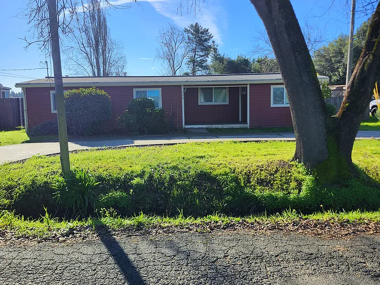 Horn Ave — Photo 1
