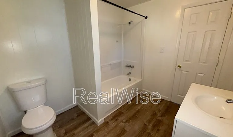328 SE Lane Ave — Photo 7