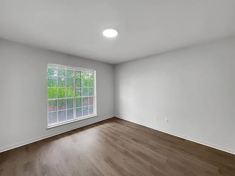 Chateau Orleans Apartments — Photo 8