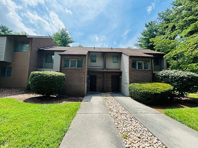 327 Shenandoah Cir — Photo 1