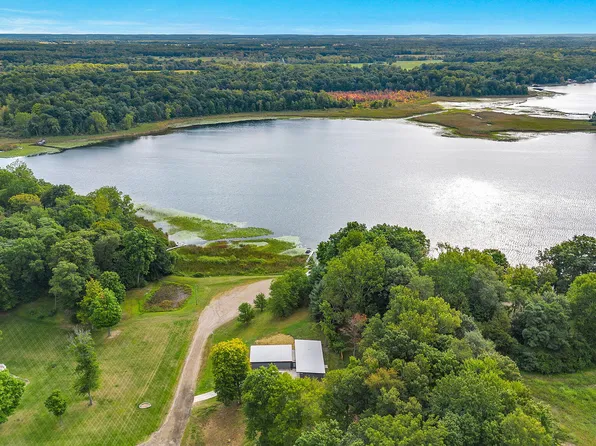 9122 Lakewood Trl, Berrien Springs, MI 49103
