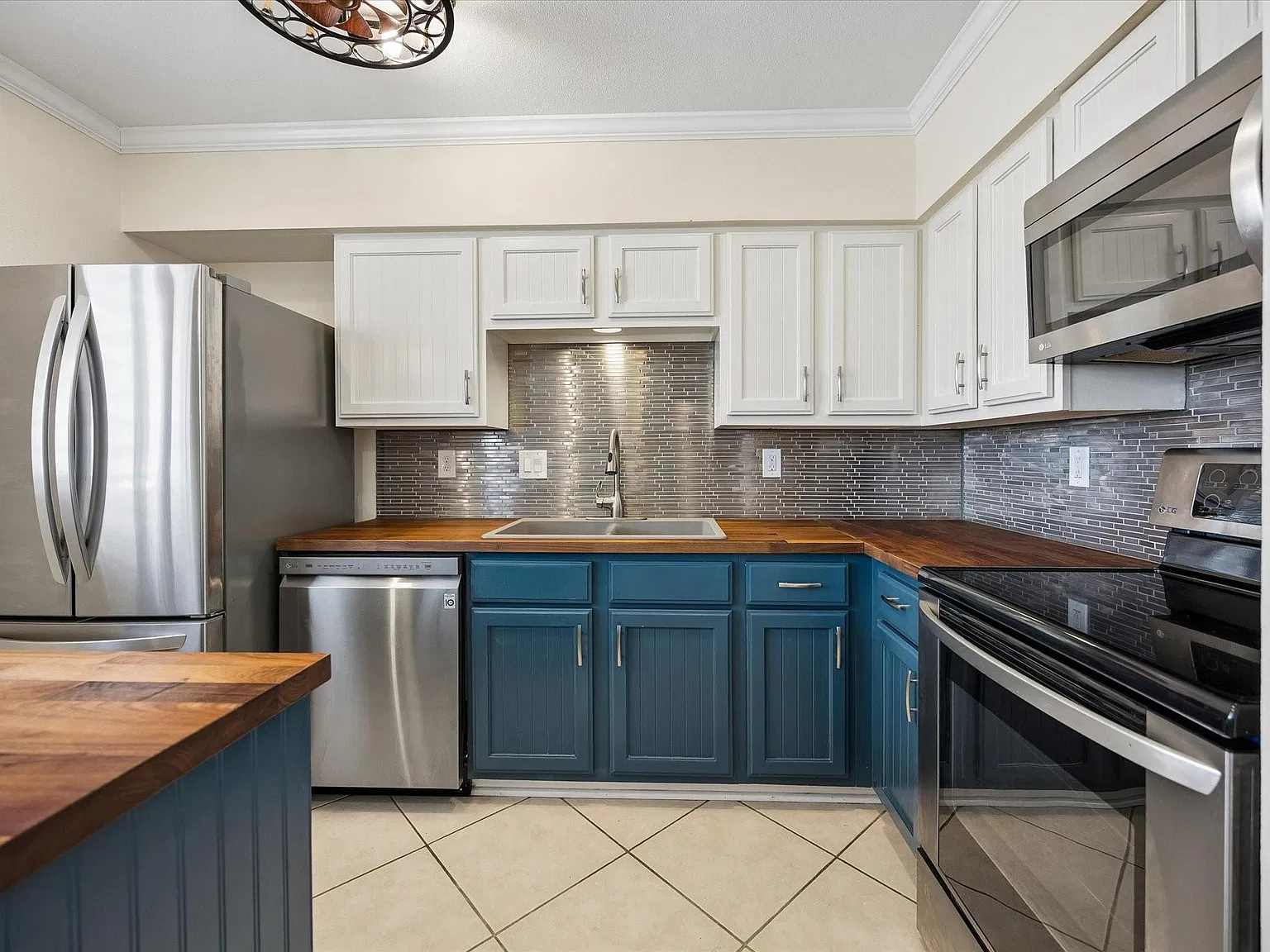 2 bed, 1.5 bath, 1068 sqft, $1,700 — Photo 4