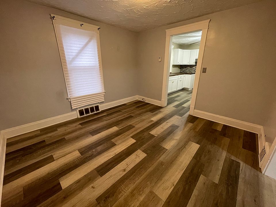 Living room pic 3