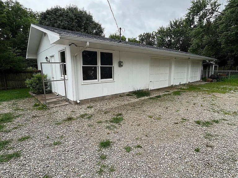 E Kirby St — Photo 12